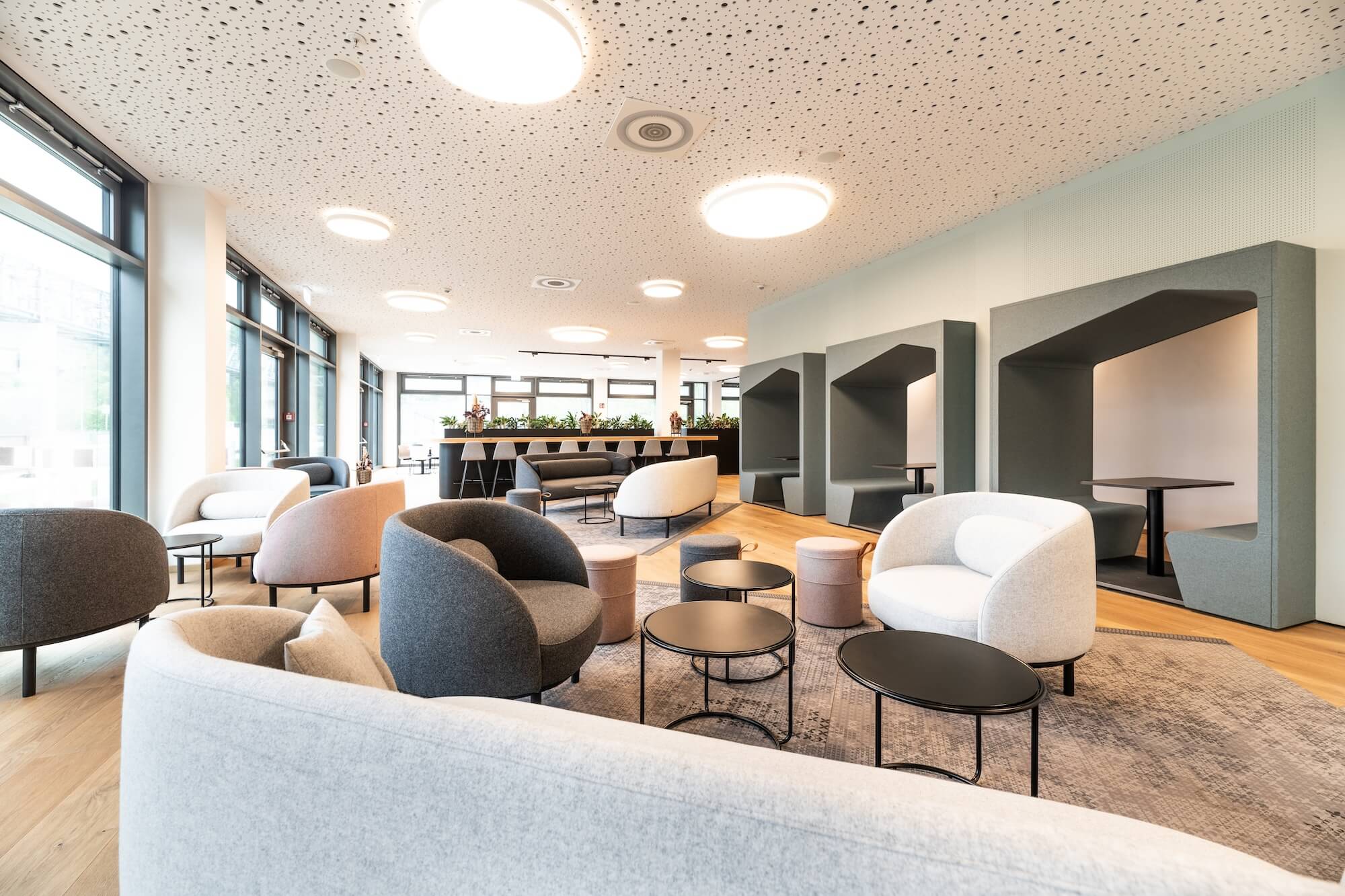 kundenreferenz-meinlschmidt-boehringer-bakb-004 Lounge-Zone der Firma Boehringer Ingelheim Pharma mit bequemen Sesseln, Sitzhockern und runden Tischen zum informellen Austausch