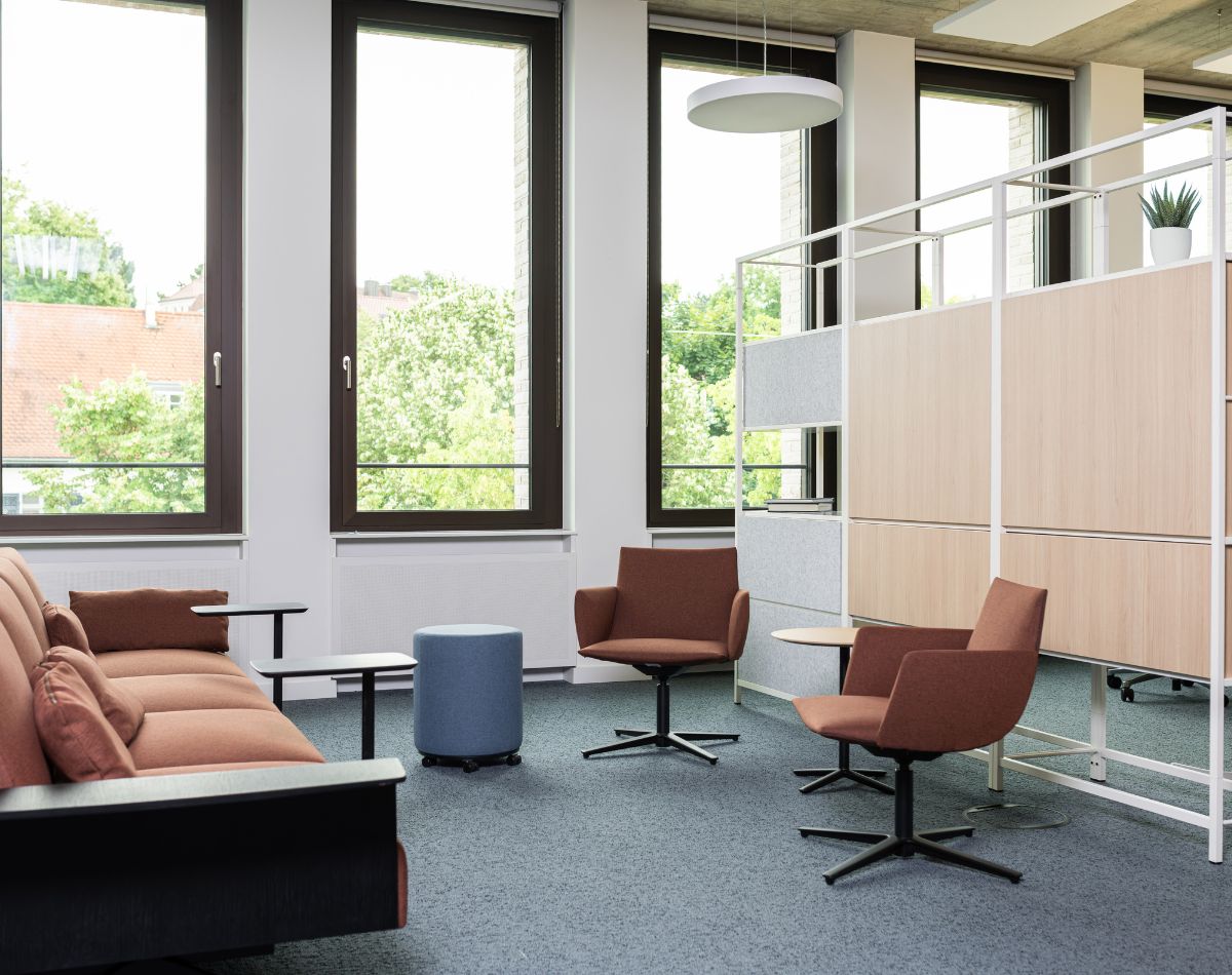 Büroform entwickelt ein modernes Bürokonzept und hat eine moderne Büroeinrichtung für den Evangelischen Oberkirchenrat in Stuttgart erschaffen